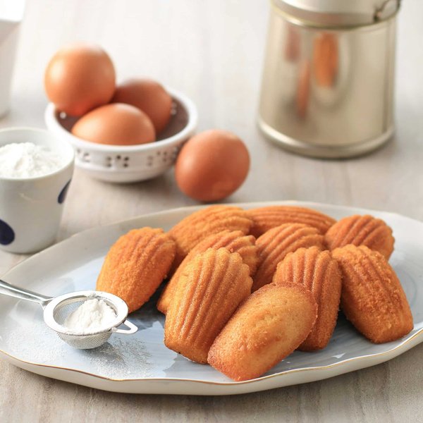 Comment réussir des madeleines parfumées à la fleur d'oranger avec une bosse parfaite?