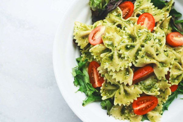 Comment réussir une salade de pâtes avec un pesto maison et des légumes grillés?